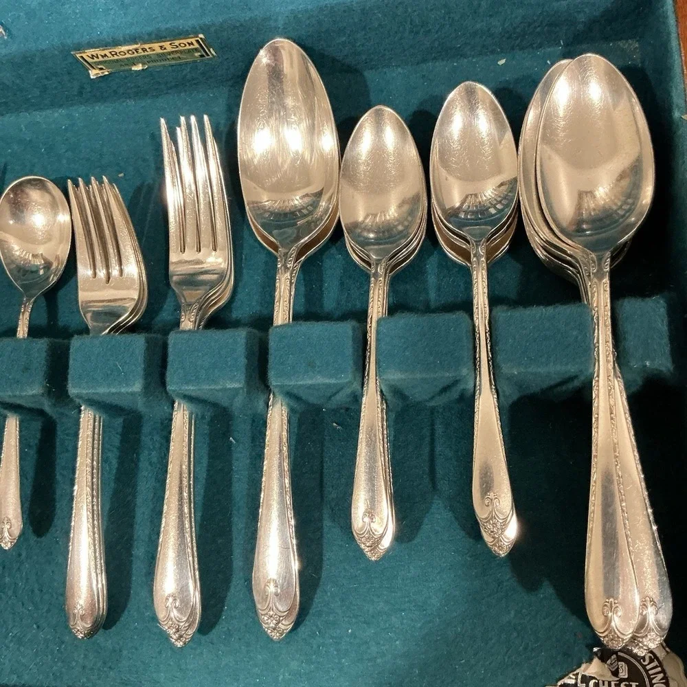 WM A ROGERS Exquisite silver plate flatware‎ 39 pieces with case great condition